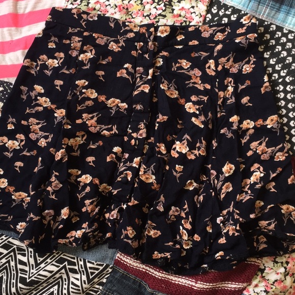 Brandy Melville floral skirt - Picture 1 of 3